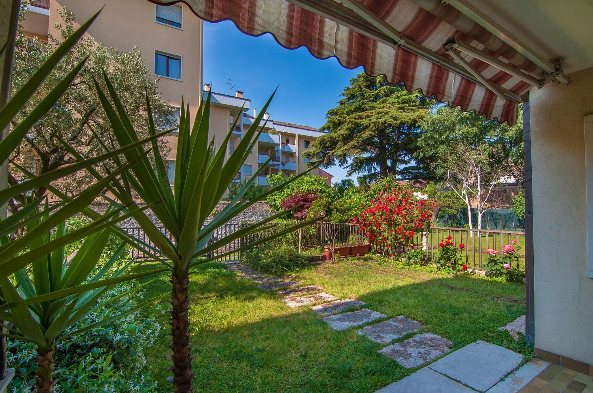 Отель Gardenhouse - Wifi And Garden Верона Экстерьер фото