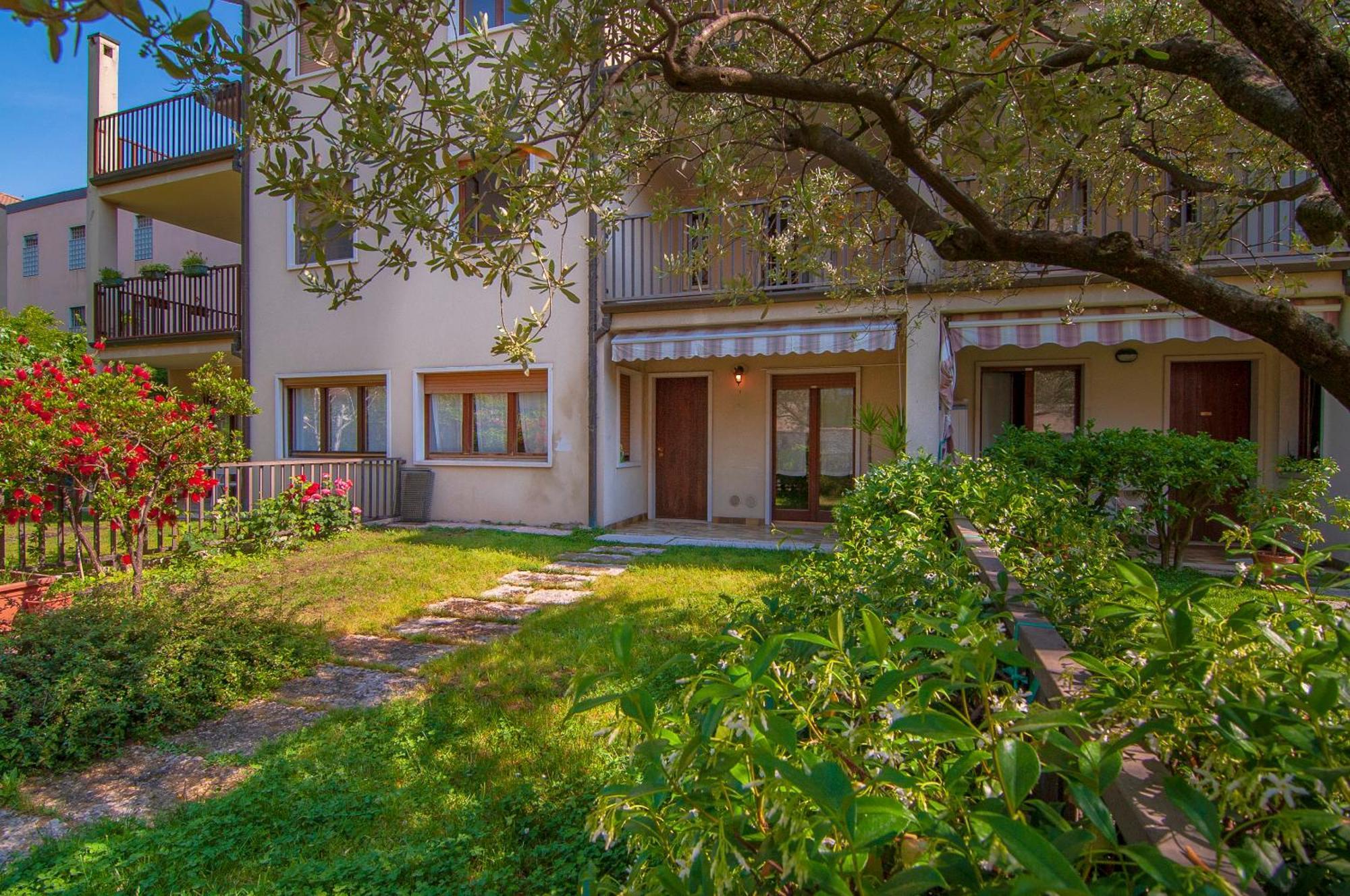 Отель Gardenhouse - Wifi And Garden Верона Экстерьер фото